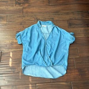 Lightweight, denim Lou& Grey top